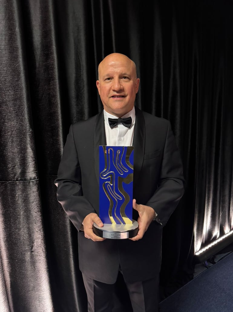 César Marsal, CEO del Rally del Paraguay, con el trofeo de distinción como el Mejor Rally del Mundo 2025 por la FIA.