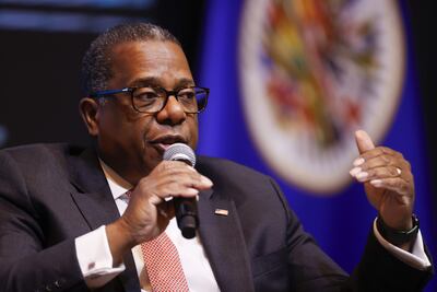 El encargado para Latinoamérica del Departamento de Estado de EE.UU., Brian Nichols habla durante la Asamblea General de la OEA este martes, en Asunción (Paraguay). El encargado para Latinoamérica del Departamento de Estado de EE.UU., Brian Nichols, consideró "clave" la lucha contra el crimen transnacional en las Américas, pero llamó a no recurrir a Estados excepcionales "por mucho tiempo".