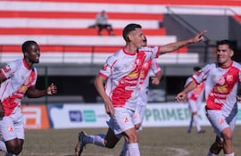 Festejo de uno de los goles de River Plate, líder del circuito de la Primera División B.