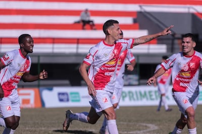 Festejo de uno de los goles de River Plate, líder del circuito de la Primera División B.