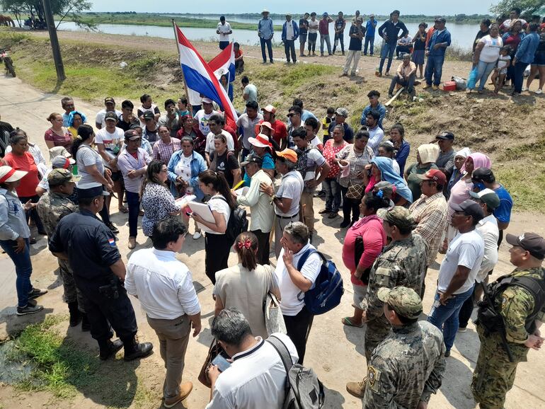 Pobladores Ishir entregan documentos a los interventores