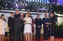 Momento en que Víctor Hugo Forneron, jura como nuevo gobernador de Ñeembucú.