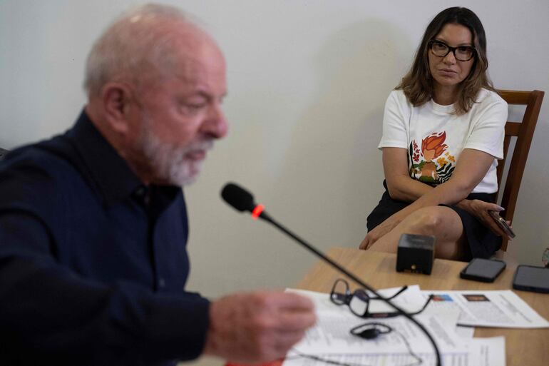 La Primera Dama de Brasil, Rosangela "Janja" da Silva, viste una camiseta con el diseño de la mascota de la COP30, y observa al presidente Luiz Inácio Lula da Silva mientras es entrevistado por medios extranjeros antes de la Conferencia de la ONU sobre el Cambio Climático COP30 en Belém, estado de Pará, Brasil, el 4 de noviembre de 2025.