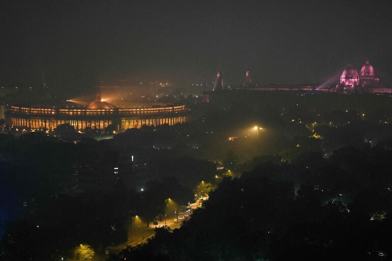Una vista general muestra la Casa del Parlamento (I) y el Rashtrapati Bhavan, el palacio presidencial de la India (D), envueltos en una densa niebla tóxica, en Nueva Delhi el 1 de noviembre de 2025.