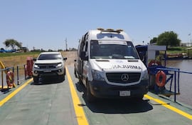 La ambulancia municipal donada por la EBY, cruza diariamente en balsa hacia la Argentina, para trasladar pacientes que buscan solución a sus problemas de salud.