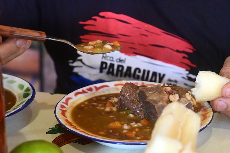 Hoy 1 de octubre se come jopara. Esperan a la gente hoy: la Dirección de Acción Cultural de la Municipalidad de Asunción en la Plaza Uruguaya. En el Mercado 4, en Pettirossi e/ Battilana y Rca. Francesa.  En Pequeño Cottolengo Don Orione. En la plazoleta de Villarrica se realizará “Karai Octubre Fiesta’i” . En Atyrá en la Plaza de la Iglesia, los miembros de la Comisión de Docentes Jubilados prepararán hoy en vivo la tradicional comida con acceso libre y gratuito.