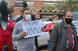 Familiares de Ramón Samudio se manifestaron en más de una ocasión frente al Hospital Central del Instituto de Previsión Social (IPS).