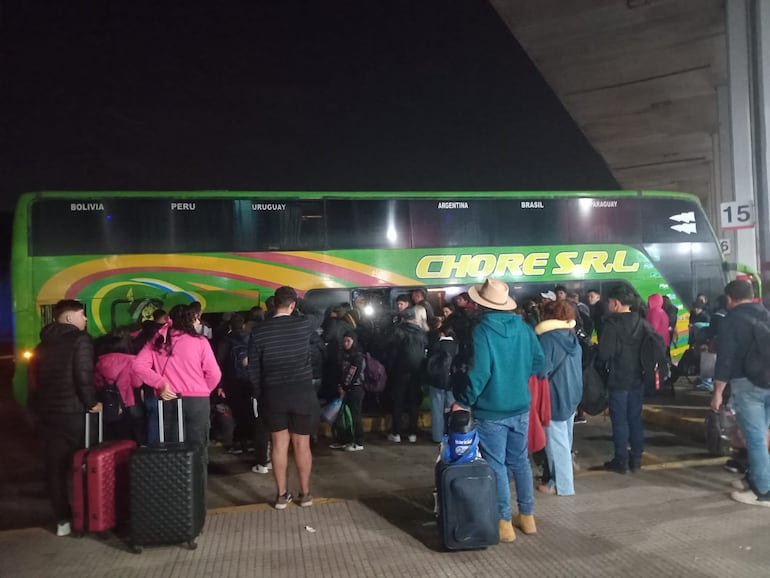 La Estación de Buses de Asunción (EBA) volvió a colmarse de viajeros por el feriado largo.