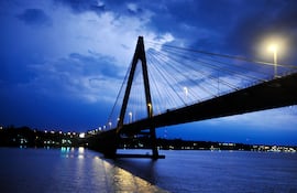 Imponente imagen nocturna del puente internacional San Roque González de Santa Cruz, sobre el río Paraná.
