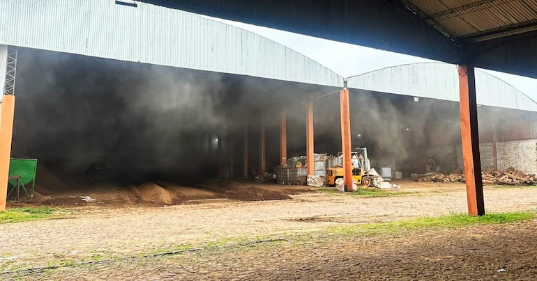 La queja de los vecinos se debe al humo y al olor nauseabundo que se genera en una fábrica que elabora abono a base de gallinaza en Carapeguá.