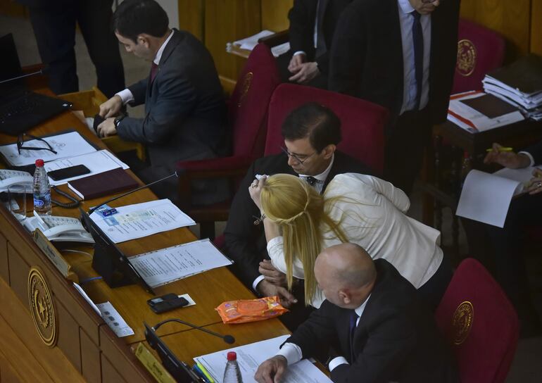 El titular del Senado Silvio "Beto" Ovelar  (ANR, HC) y funcionarios del Congreso. 