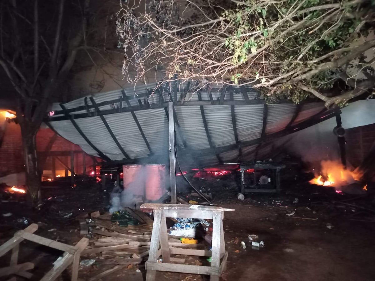 Incendio destruyó una carpintería en Capiatá