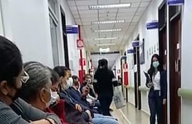 Asegurados del IPS llenan el área de imágenes de Ingavi, a la espera del estudio de resonancia magnética, ante la imposibilidad de hacerlo en sede central.