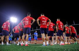 Daniel Garnero hablando con los jugadores antes de la practica