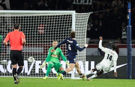 Jonathan Ikone (14) del Paris FC marcó el único gol del encuentro ante el PSG, para eliminar al doble defensor del título y avanzar en la Copa de Francia.