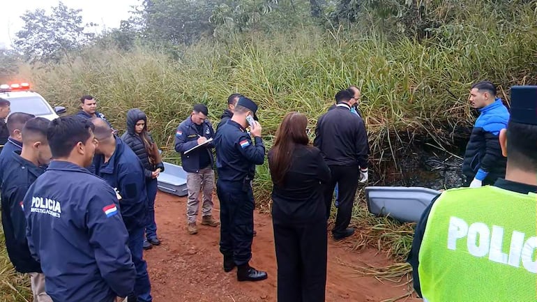 Agentes policiales y de la Fiscalía, inspeccionan la escena del crimen en Pedro Juan Caballero.