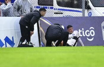 El delantero Tiago Caballero, con el esguince en el tobillo izquierdo, que sufrió en el duelo por la novena ronda ante General Caballero de Juan León Mallorquín.
