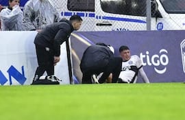 El delantero Tiago Caballero, con el esguince en el tobillo izquierdo, que sufrió en el duelo por la novena ronda ante General Caballero de Juan León Mallorquín.