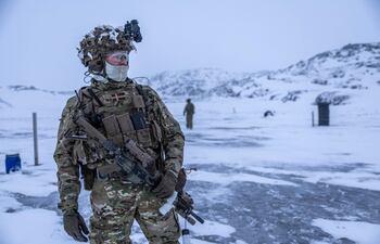 Un soldado danés durante ejercicios militares en Groendlandia.