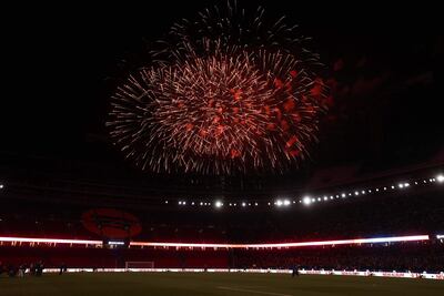 Fuegos artificiales en la reapertura parcial del Camp Nou, donde el Barcelona derrotó al Athletic Bilbao por 4-0.