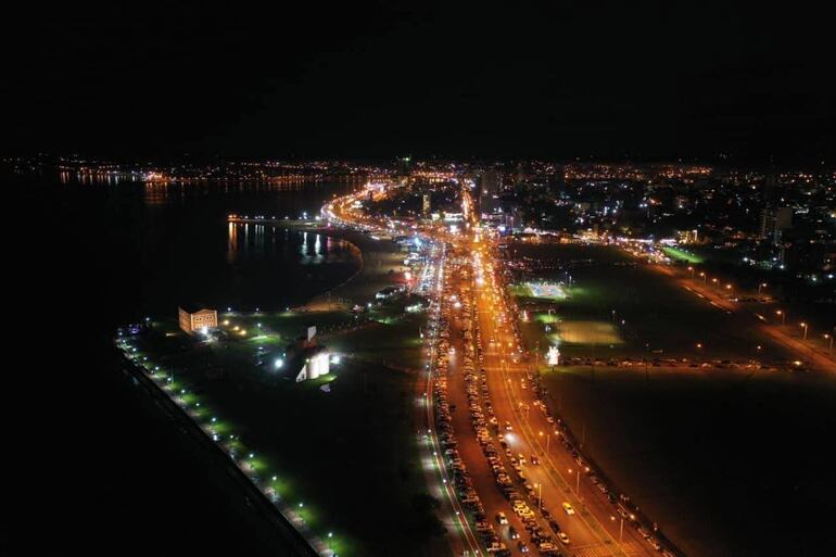 Encarnación recibió el 2026 con una gran multitud a orillas de su coqueta playa San José.