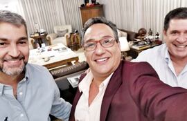 El presidente Mario Abdo Benítez junto al imputado gobernador Hugo Javier González y su padrino político Horacio Cartes.