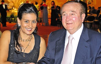 María Clemencia Pérez aparece sentada junto a su fallecido esposo, el expresidente de la Conmebol, Nicolás Leoz Almirón. Ambos recibieron millonarias sumas a sus cuentas personales desde la cuenta bancaria de la Conmebol.