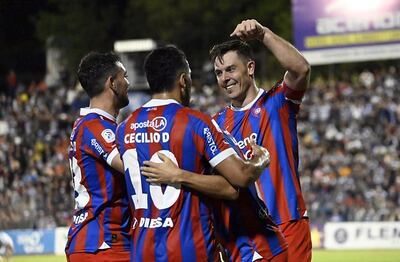 Cecilio Domínguez y Fabrizio Peralta celebran junto a Diego Churín el primer gol de Cerro Porteño frente al 2 de Mayo PJC