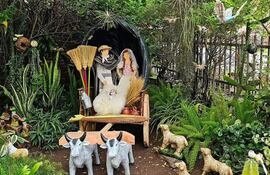 El pesebre de la familia Diarte Añazco cuenta con los personajes María y José vestidos de paraguayos y el niño Jesús con su manto bordado de ñanduti.