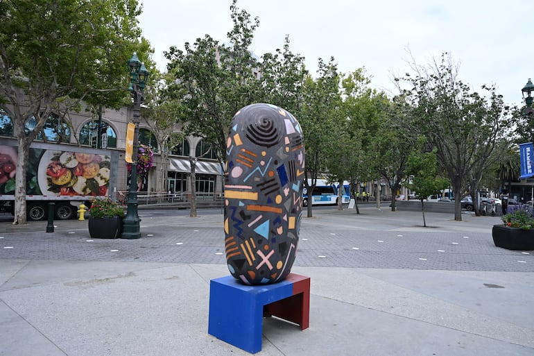 Obras de arte y esculturas reciben a los visitantes.