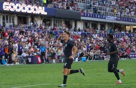 Sebastian Berhalter (i) de Estados Unidos celebra un gol este sábado, durante un partido amistoso entre Estados Unidos y Perú en el estadio Inter&Co en Orlando (EE.UU.).