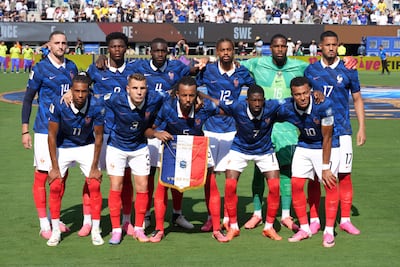 Jugadores de Francia forman este martes, previo a un partido de los dieciseisavos de final del Mundial de la FIFA 2026 entre Francia y Suecia en el estadio MetLife en Nueva Jersey (Estados Unidos).