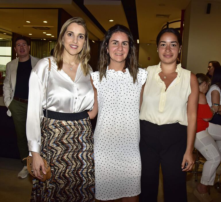 Coti Urbieta, Mariela Uriarte y Montse Ortellado.