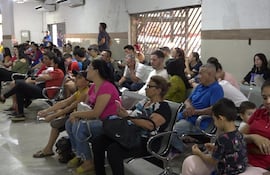 Cientos de solicitantes de cédulas de identidad y pasaportes aguardan con paciencia en el Departamento de Identificaciones la entrega de sus documentos tramitados.