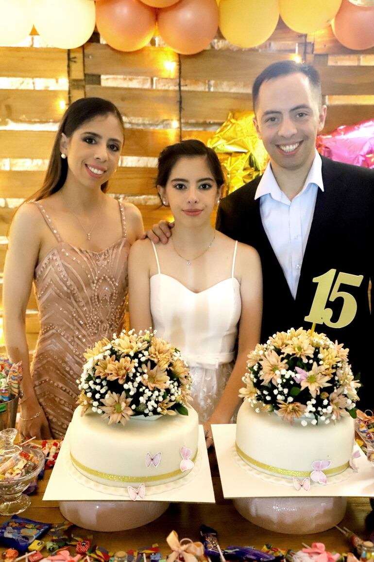 Sofía Ruiz González con sus hermanos David y Leticia.