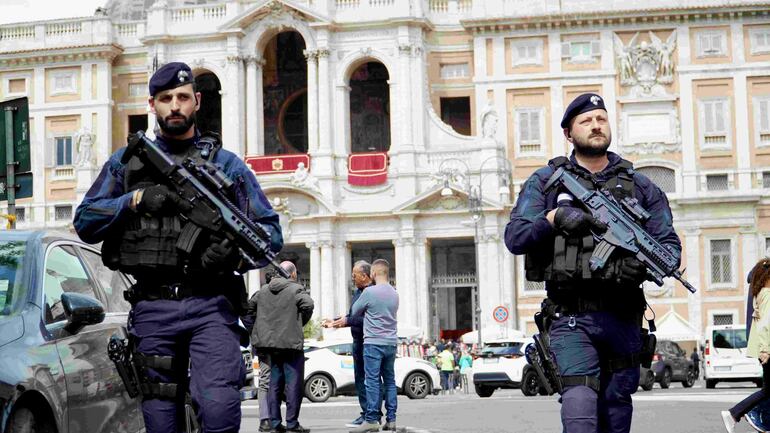 Los Carabinieri patrullan la zona de la plaza de San Pedro. 