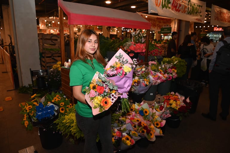 Flores naturales que alegran la vista en su puesto del Agroshopping.