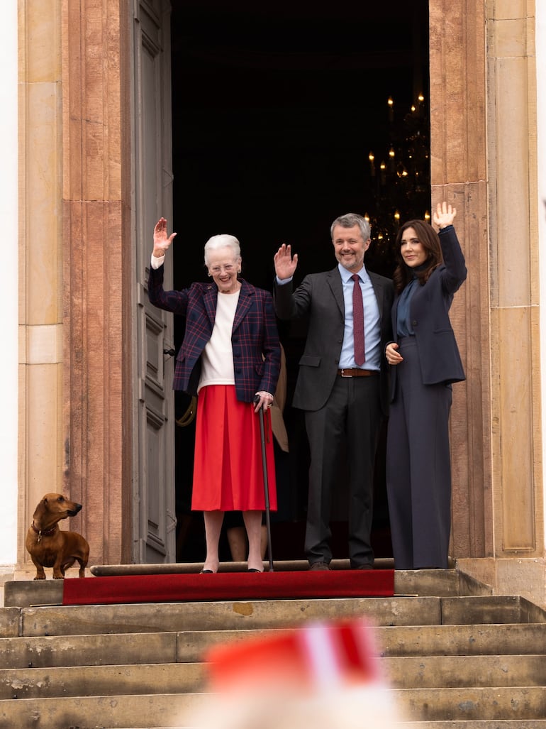 La reina emérita Margarita con los reyes de Dinamarca, Federico y Mary, saludan desde la escalera principal del Castillo de Fredensborg. (Instagram/Kongehuset)