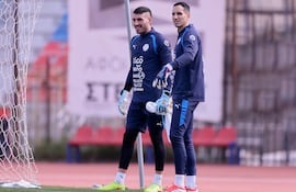 Gastón Olveira y Roberto Jr. Fernández (d), arqueros de la selección de Paraguay, en el entrenamiento de la Albirroja en el estadio de Panionios FC, en Atenas, Paraguay.