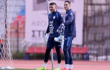 Gastón Olveira y Roberto Jr. Fernández (d), arqueros de la selección de Paraguay, en el entrenamiento de la Albirroja en el estadio de Panionios FC, en Atenas, Paraguay.