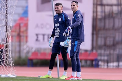 Gastón Olveira y Roberto Jr. Fernández (d), arqueros de la selección de Paraguay, en el entrenamiento de la Albirroja en el estadio de Panionios FC, en Atenas, Paraguay.