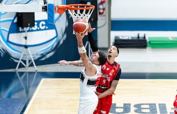 Vincenzo Ochipinti de los Kings, en el juego contra Importadora Alvarado de Ecuador, con triunfo para los franjeados.