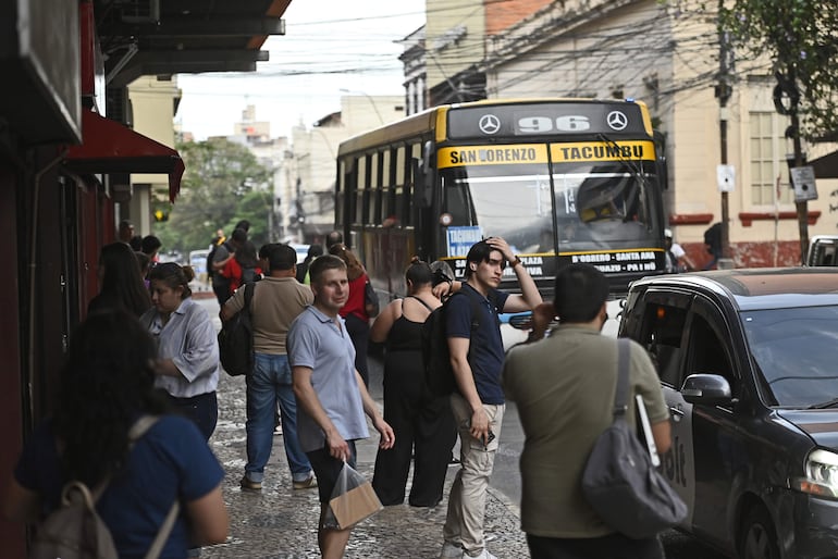 Aunque no haya huelga, las reguladas ya generan retrasos y complicaciones diarias a los usuarios del transporte.