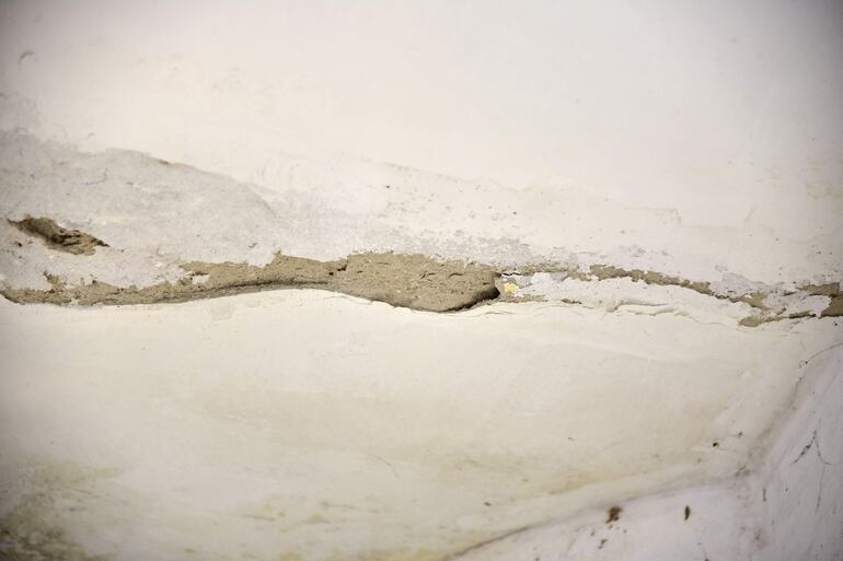 El techo deteriorado en el Colegio Nacional Eduardo López Moreira, ubicada en el barrio Santa María de Asunción.