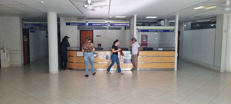Pacientes aguardando para sacar turno en el consultorio del IPS de la capital de Misiones.