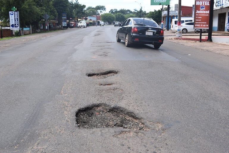 Baches sobre la Ruta PY08, en el departamento de San Pedro.