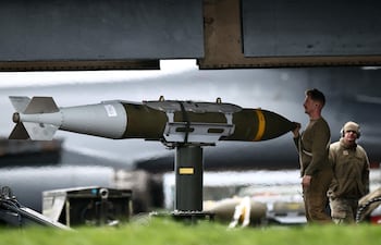Personal militar estadounidense prepara un misil en una pista de la base aérea Fairford, en Inglaterra. (Imagen de archivo)