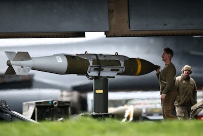 Personal militar estadounidense prepara un misil en una pista de la base aérea Fairford, en Inglaterra. (Imagen de archivo)