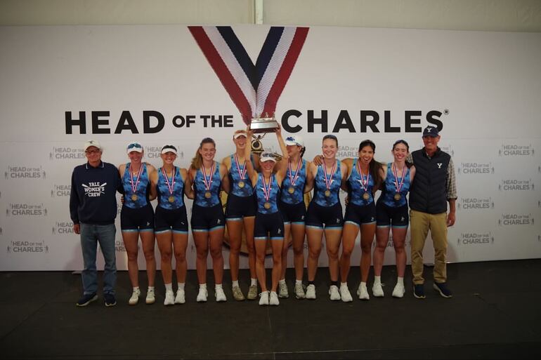 Nicole Martínez tercera de la izquierda celebra junto a su equipo el título.