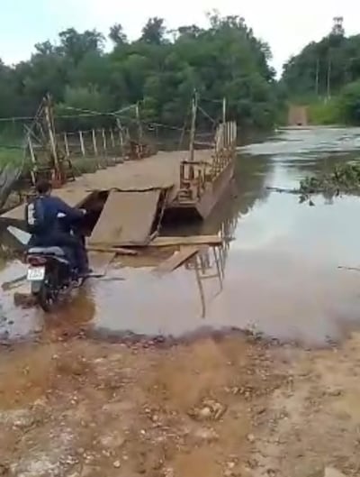 Pobladores de Los Cedrales claman por un puente mientras arriesgan sus vidas en una balsa